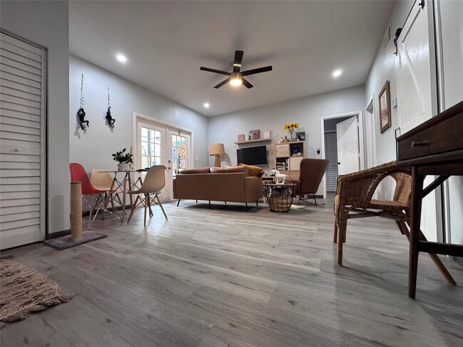 Building Photo - 1417 Avon Ln