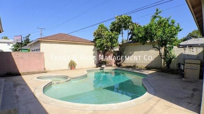 Building Photo - 1213 W 136th St