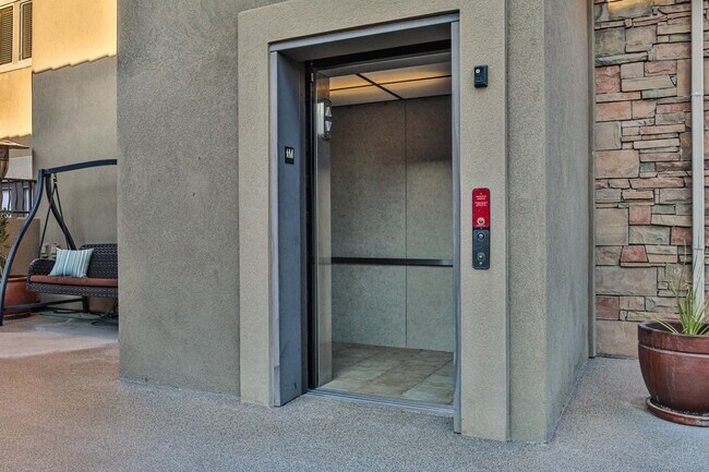 Building Photo - 280 S Luce Del Sol