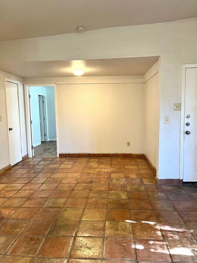 Building Photo - 4715 Howard St