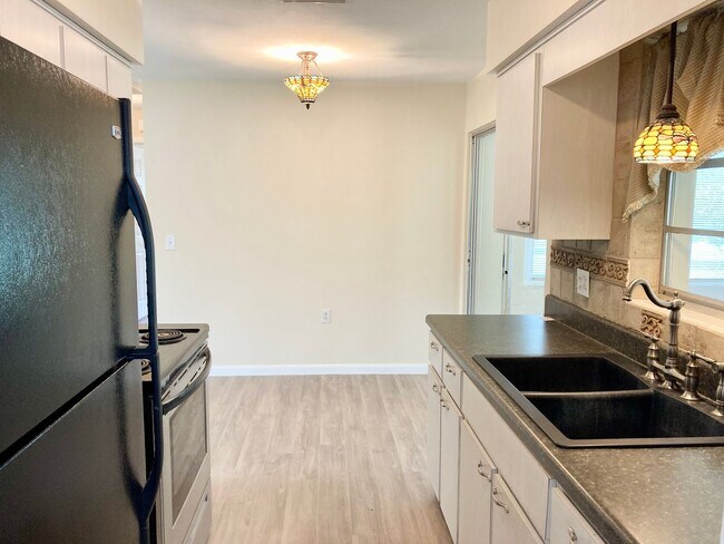 Building Photo - Clean ready to go 2/1 in Beverly Hills!