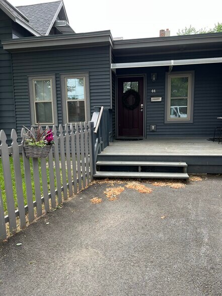 Building Photo - 44 Luck St