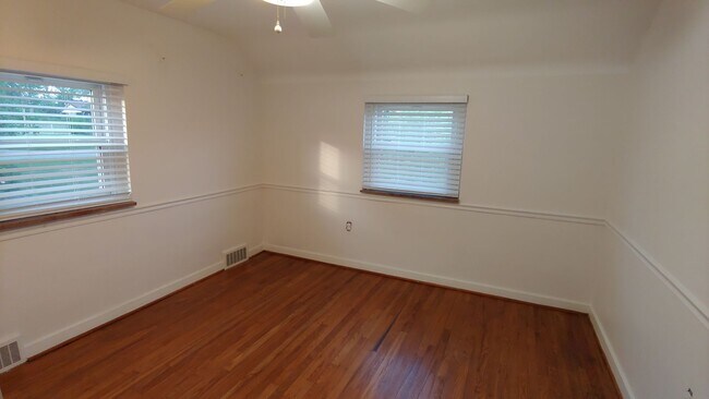 Building Photo - *Updated & Spacious 3BD/2BA Single-Family ...