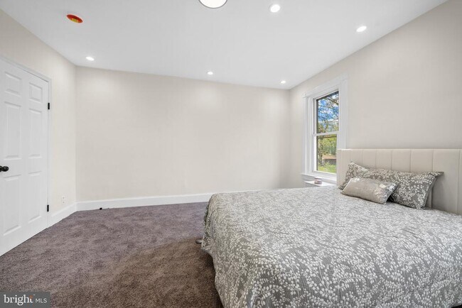 Building Photo - 7608 Chelwynde Ave