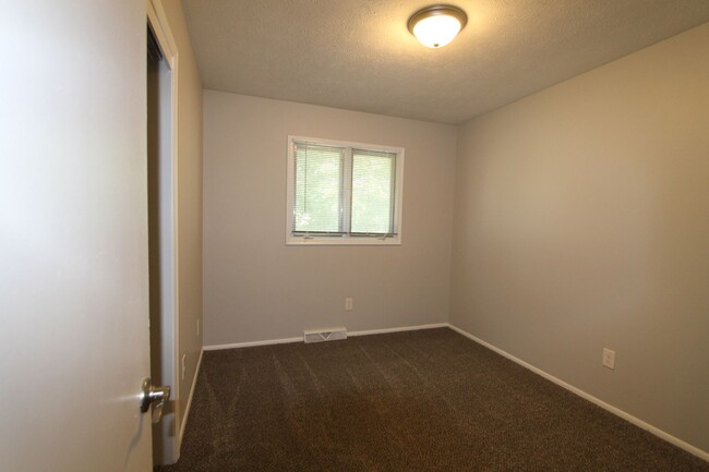 Building Photo - Spacious 3 bedroom home with 2 car garage ...