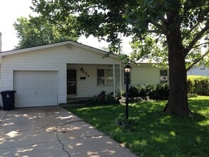 Building Photo - 3 Bed 1 Bath W/ Garage