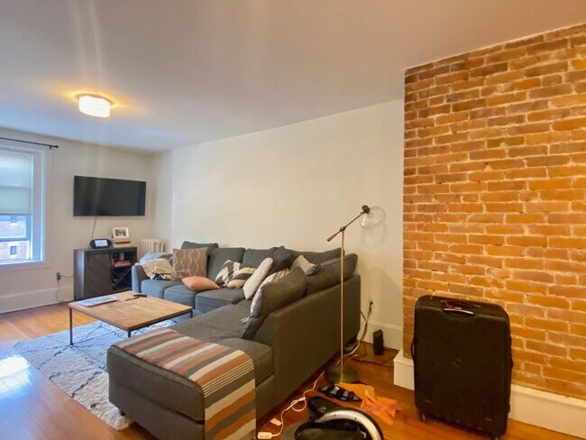 Building Photo - Nicely renovated 2 bed in Brookline.