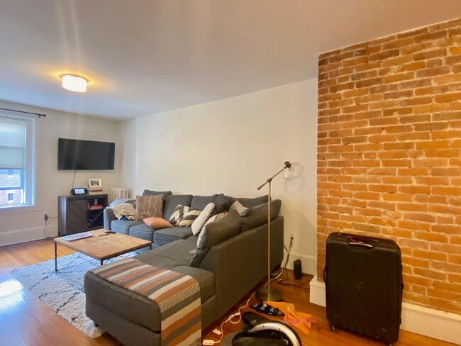 Building Photo - Spacious two bedroom in Brookline