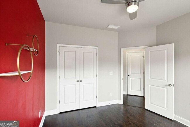 Building Photo - 7850 Laurel Crest Dr
