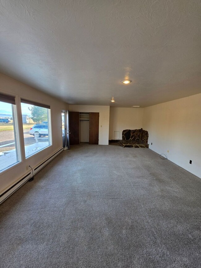 Building Photo - Single level duplex with attached single-c...