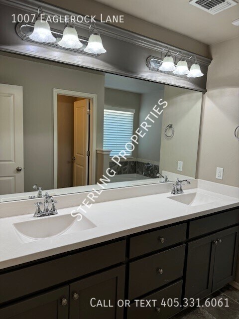 Building Photo - 1007 Eaglerock Ln