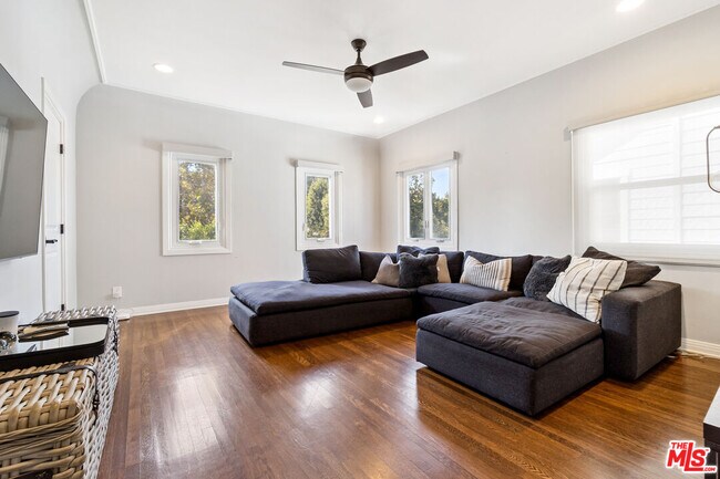 Building Photo - 956 S Longwood Ave