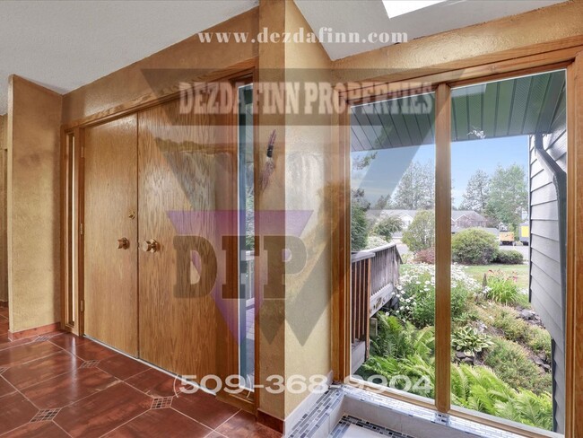 Building Photo - 3,700 sqft of Quiet Luxury & Stunning Views