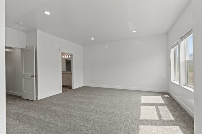 Building Photo - NT 3376