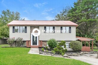 Building Photo - 4 Bedroom Pet-Friendly Home in Knoxville, TN with Main Street Renewal