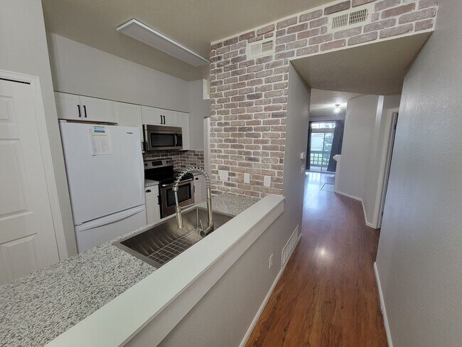 Building Photo - Fabulous Remodeled 2 bedroom , 2 bath Remodeled Condo in Country Club Greens