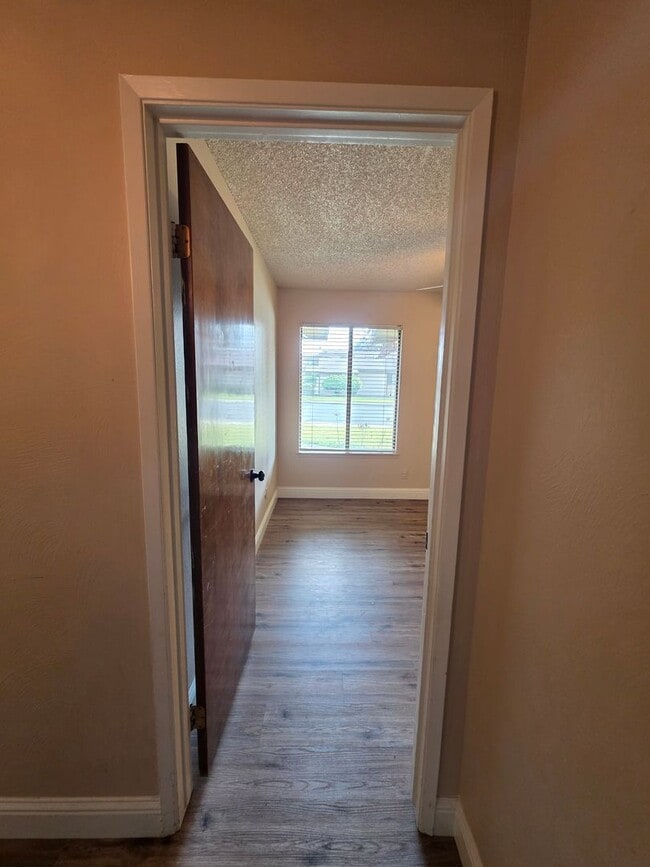 Building Photo - 2 bedroom 1 bathroom condo near Country Club!