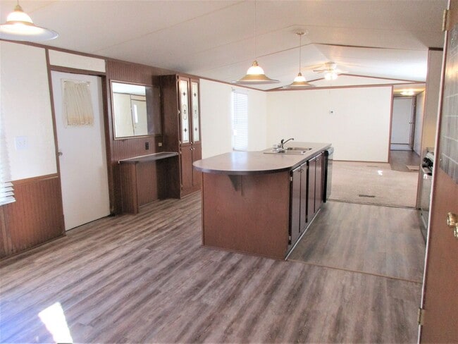 Building Photo - Super Cute & Clean!