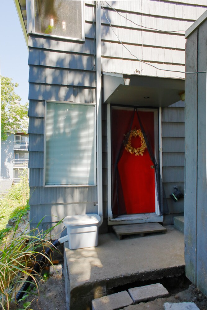 Building Photo - 2219 11th Ave W