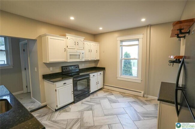 Building Photo - 628 Coal St