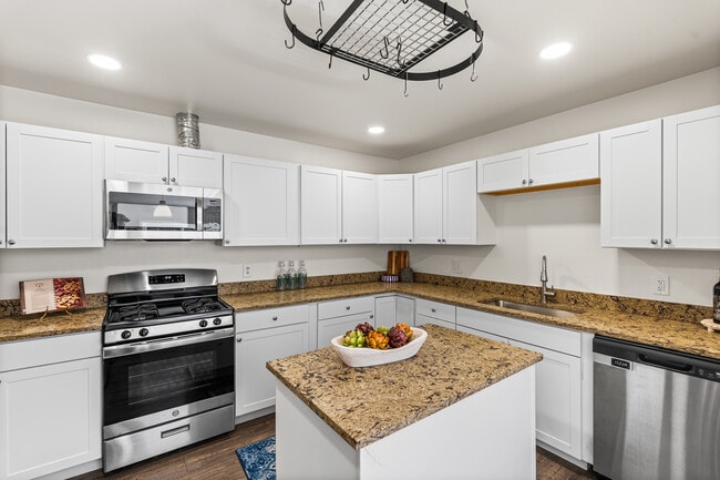 Building Photo - 571 S Taft St