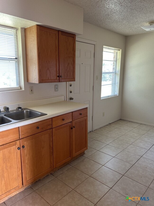 Building Photo - 903 N Main St