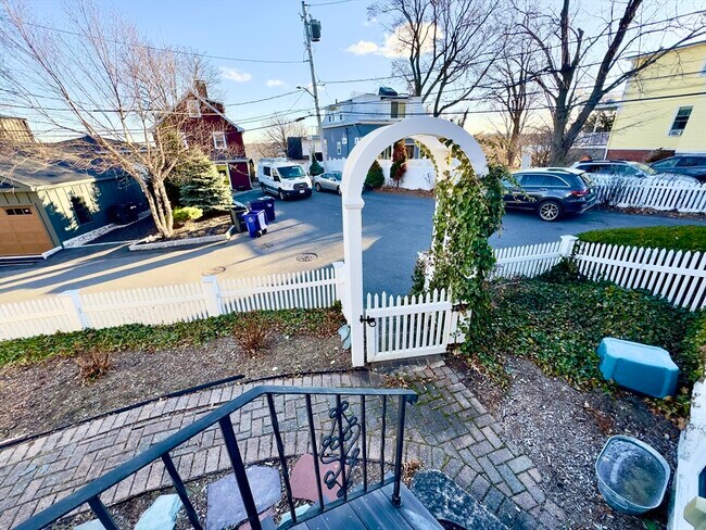 Building Photo - 8 Fox Point Rd