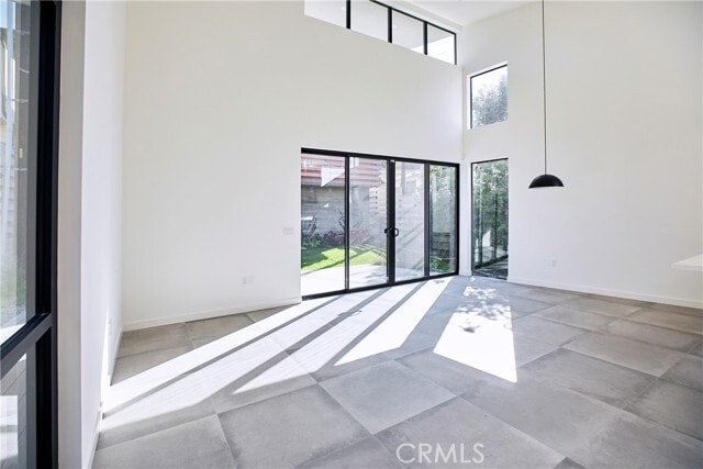 Building Photo - 929 E 68th St