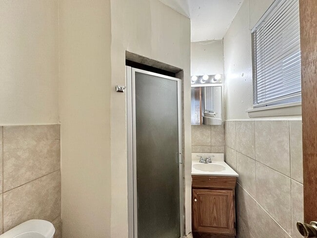 Building Photo - Discover this 3/2 home located in Mid-town...