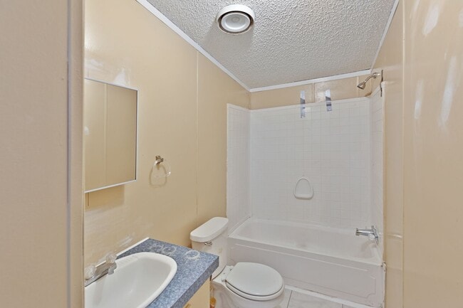 Building Photo - Nice and Private!