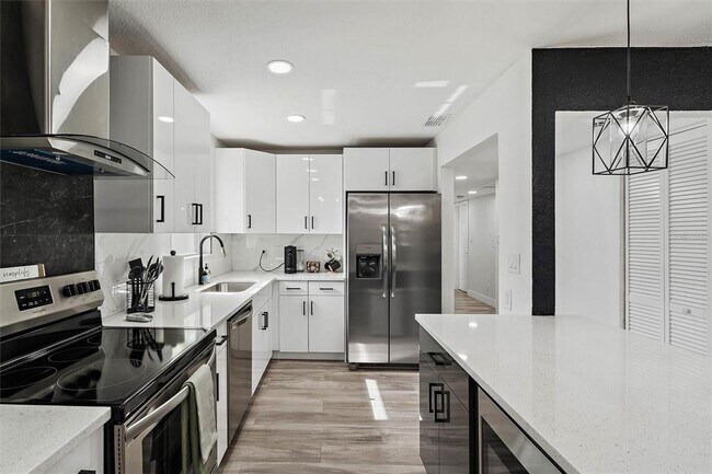 Building Photo - 4434 W Fairview Heights