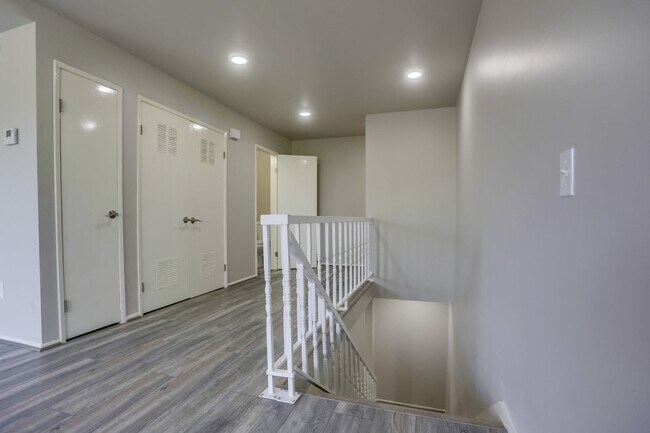 Building Photo - 2 Bedroom Oceanside Condo, with Private Ya...