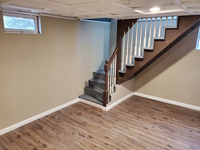 Building Photo - Coming soon! Spacious 3 Bed 2 Bath Home!