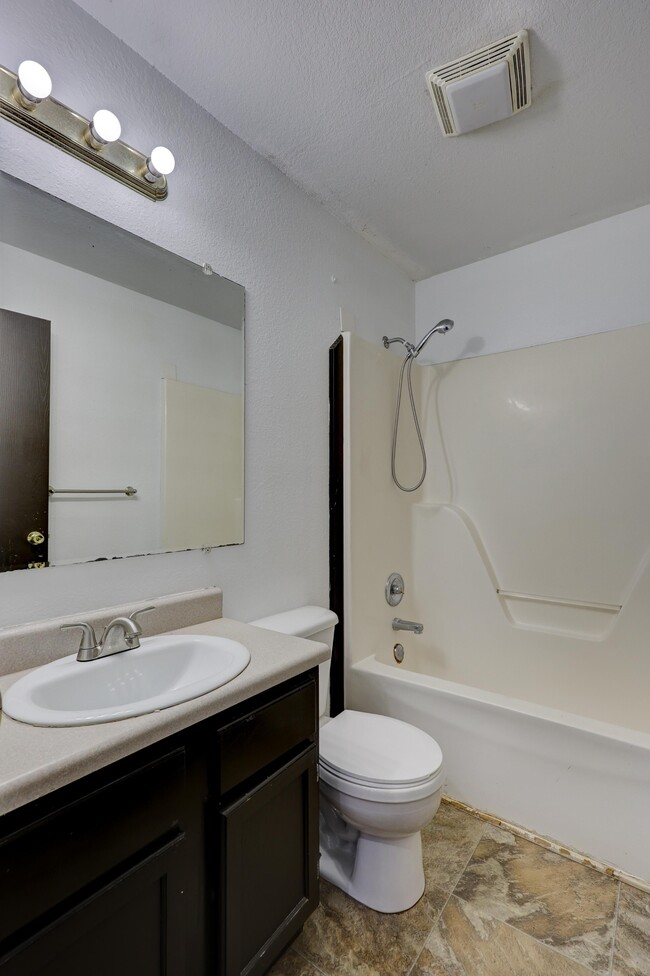 Building Photo - 717 N Walker St