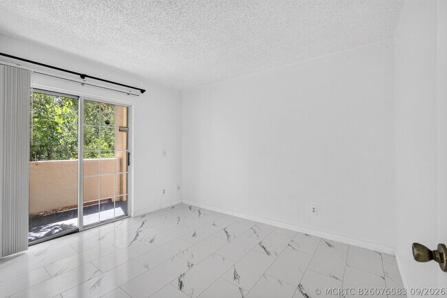Building Photo - 1628 SE Green Acres Cir