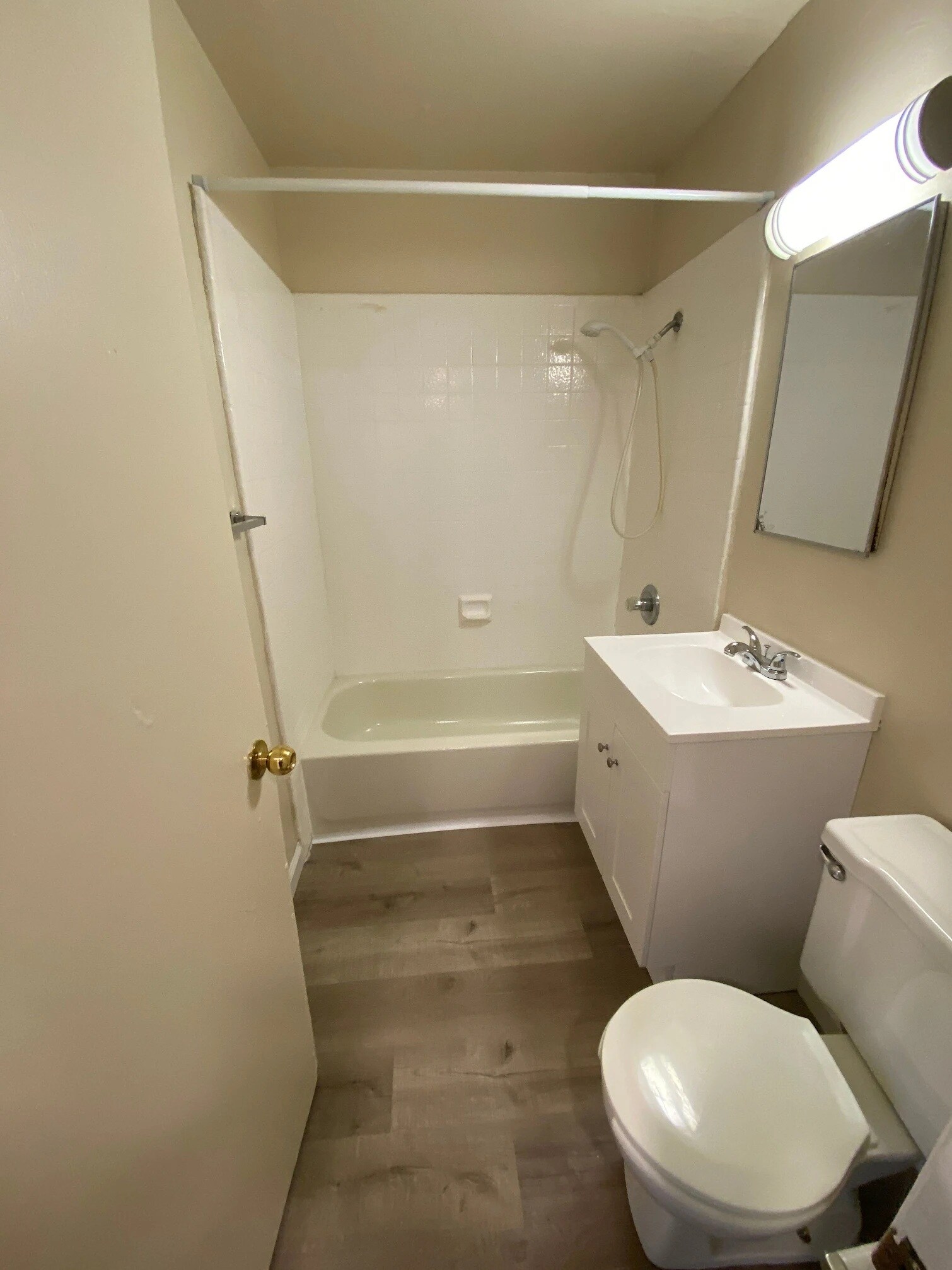 Full Bath - 428 89th St