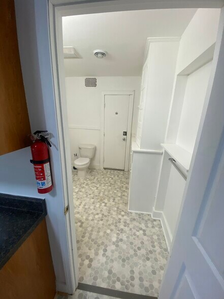 Building Photo - 916 W Lovell St