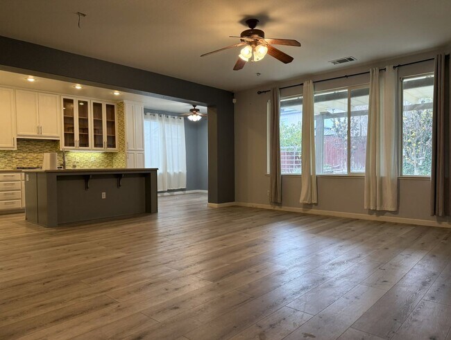 Building Photo - Polished and Chic 4/2 Available NOW!!