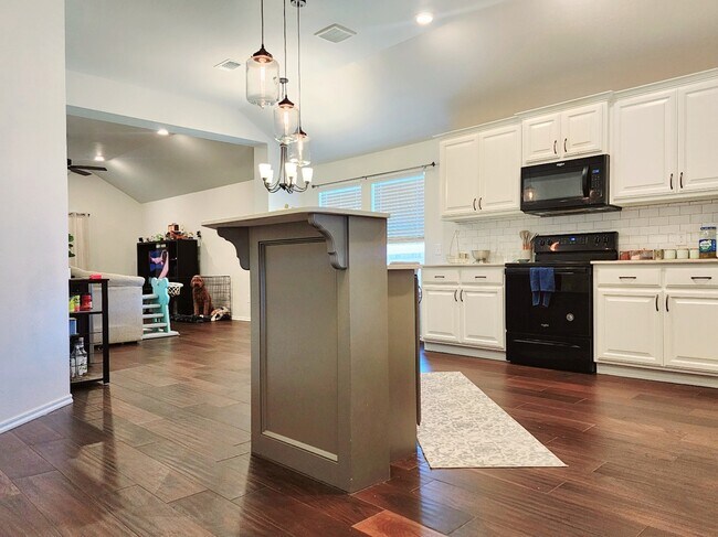 Building Photo - 18600 Luna Dr