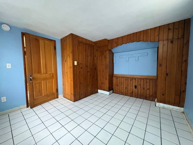 Building Photo - 908 E Washington St