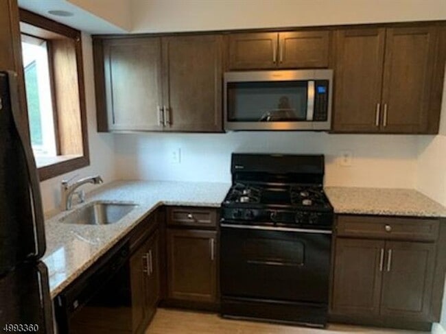 Building Photo - 7 Village Dr