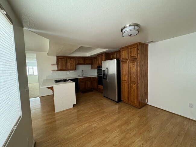 Building Photo - 1307 W 7th St