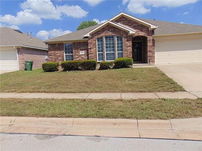 Building Photo - Large 4 Bedroom in Kennedale ISD