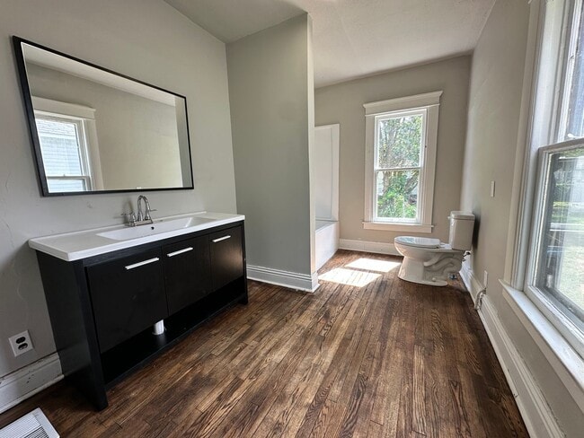 Building Photo - Four Bedroom House Available in Battle Creek!
