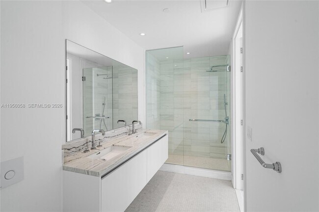 Building Photo - 700 NE 26th Terrace