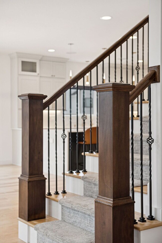Building Photo - Luxurious 5-Bed/5 Baths, Granite & 3 Car Garage