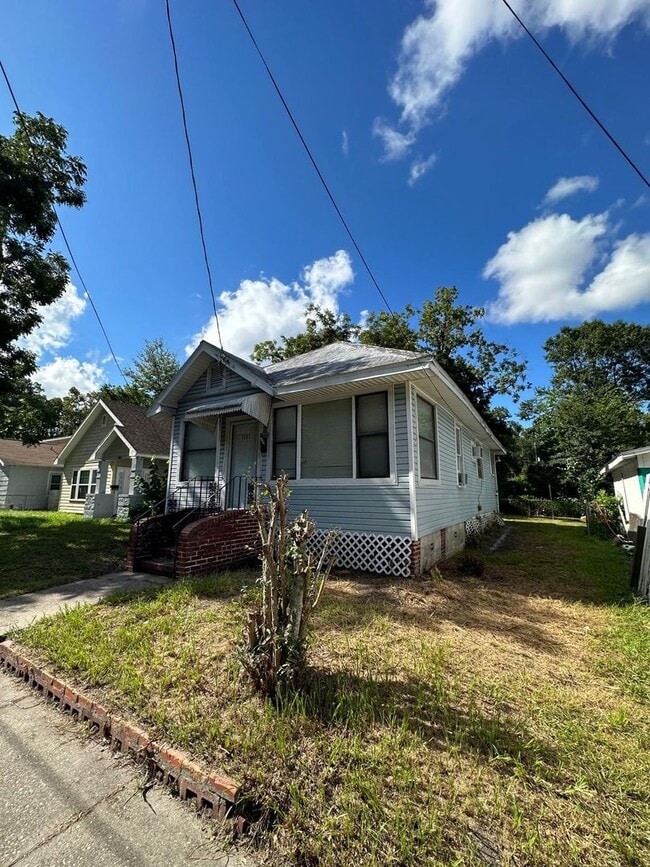 Building Photo - Fully Renovated 2/1 Single Family Ready to Move In!!!