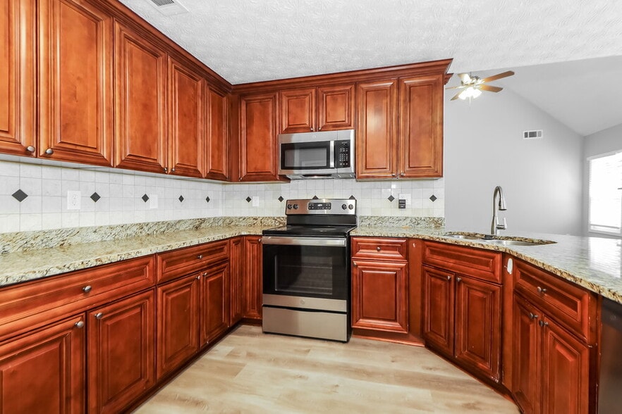 Building Photo - 2950 Northcliff Dr