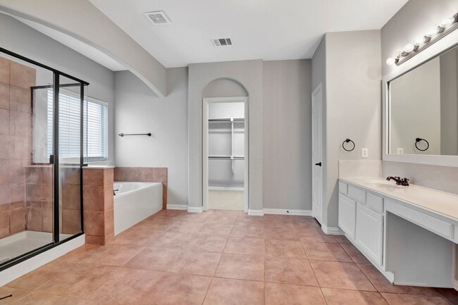 Building Photo - Stonebridge Ranch Beauty