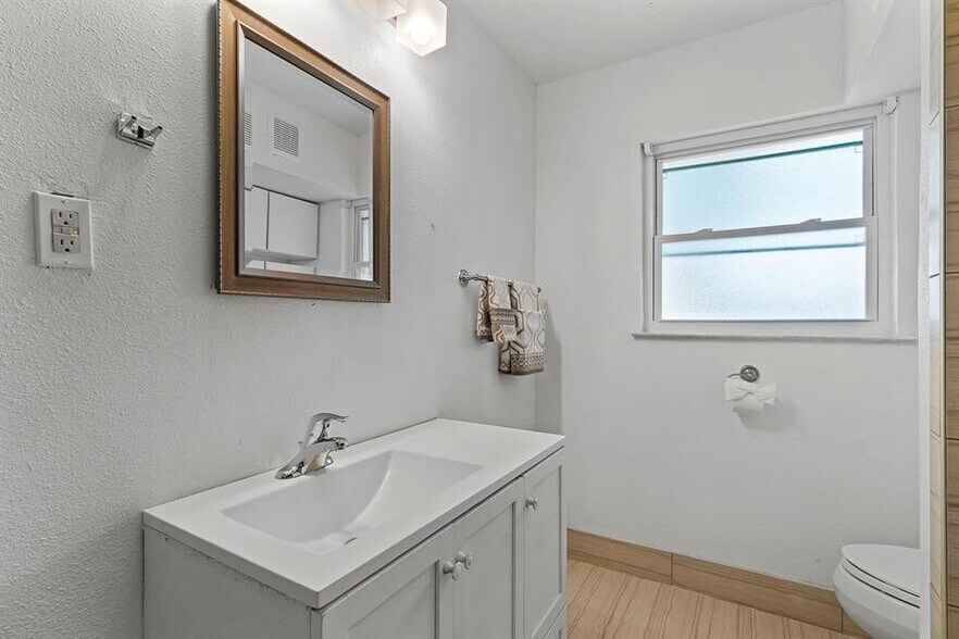 Building Photo - 1910 Danube Dr